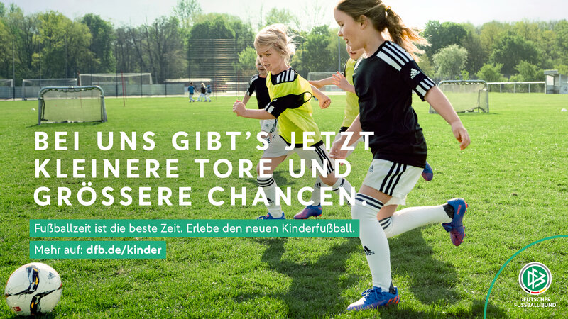 DFB-Kampagnenmotiv: Kinder spielen auf kleinere Tore und größere Chancen hin.